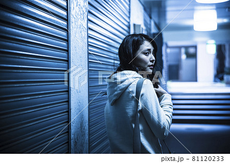 怯える女性 怯える女性 81120233