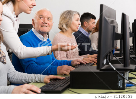 Enthusiastic senior man taking computer lessons 81120355
