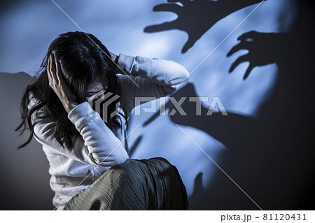 怯える女性 81120431