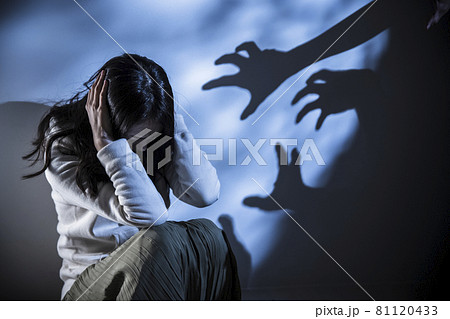 怯える女性 81120433