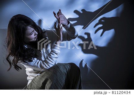 怯える女性 怯える女性 81120434