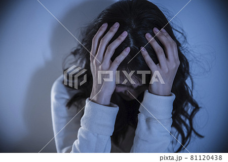 怯える女性 81120438