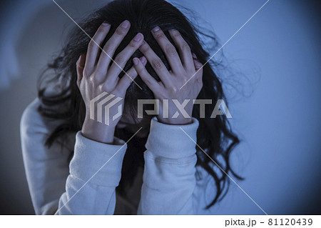 怯える女性 81120439