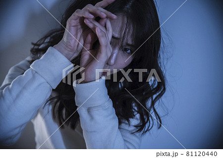 怯える女性 怯える女性 81120440