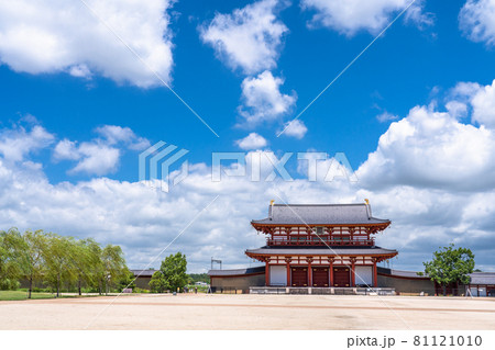 《奈良県》平城宮・晴天下の朱雀門 81121010