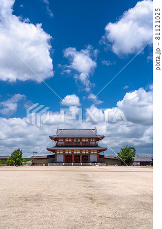 《奈良県》平城宮・晴天下の朱雀門 81121025