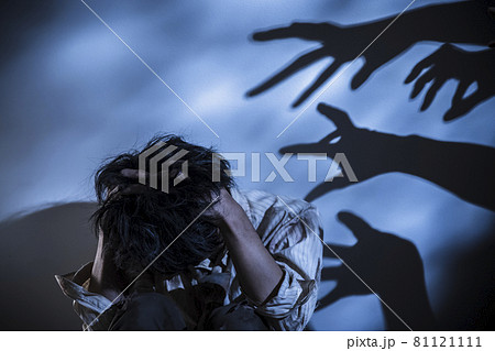 怯えるズタボロの男性 81121111