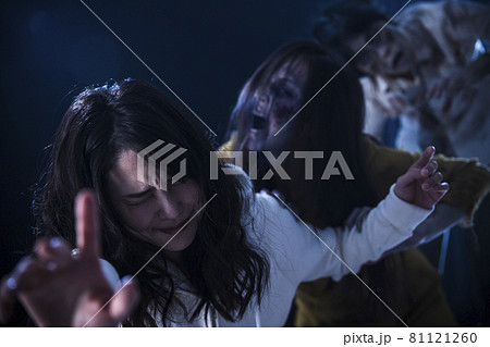 ゾンビシリーズ　ゾンビに襲われる女性　 81121260