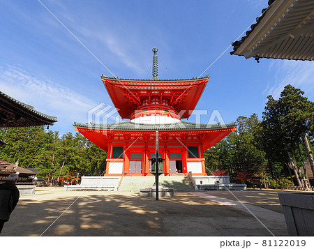 寺院を飾る紅色と黄色 高野山の紅葉 81122019