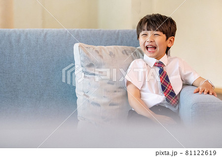 子供 笑顔 微笑 81122619