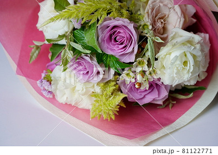 薄紫色と白色のバラの花束 薄紫色と白色のバラの花束 81122771