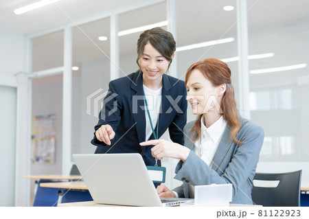 日本語学校　日本語を勉強する外国人と日本人の先生　撮影協力：中央工学校付属日本語学校 81122923