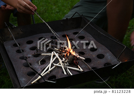 着火したばかりの小さい焚火 81123228