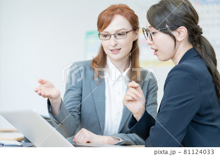 英会話スクールで英語の勉強をする若い社会人の女性　撮影協力：中央工学校付属日本語学校 81124033