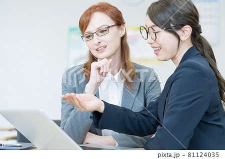 英会話スクールで英語の勉強をする若い社会人の女性 撮影協力:中央工学校付属日本語学校 英会話スクールで英語の勉強をする若い社会人の女性 撮影協力:中央工学校付属日本語学校 81124035