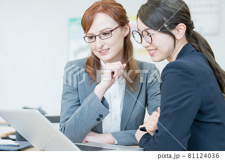 英会話スクールで英語の勉強をする若い社会人の女性 撮影協力:中央工学校付属日本語学校 英会話スクールで英語の勉強をする若い社会人の女性 撮影協力:中央工学校付属日本語学校 81124036