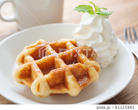 ホイップクリームを添えたベルギーワッフル 81125881