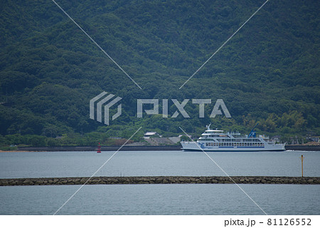 土庄港に向けて児島湾を航行するおりんぴあどりーむ　岡山県岡山市 81126552