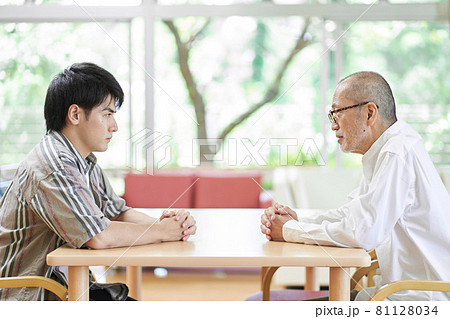 喧嘩をする若い男性と高齢の男性 喧嘩をする若い男性と高齢の男性 81128034