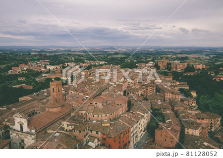 Panoramic view of Siena city with historic buildings and streets 81128052