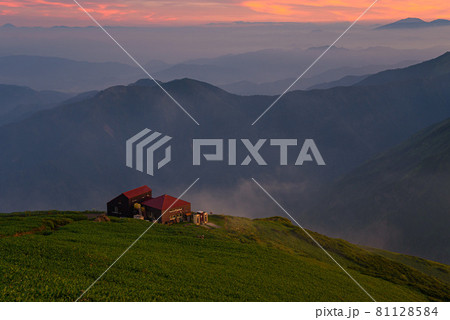 夕暮れの谷川連峰と肩ノ小屋 夕暮れの谷川連峰と肩ノ小屋 81128584