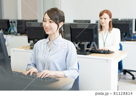 オフィスでタイピングをする若い女性2人　撮影協力：中央工学校付属日本語学校 81128814