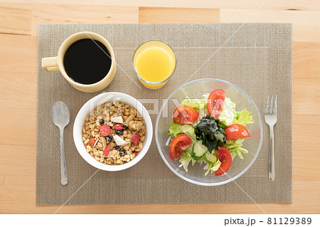 グラノラとサラダの朝食イメージ 81129389
