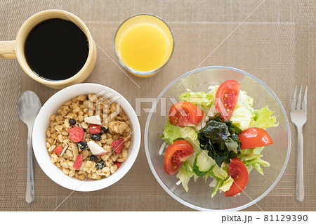 グラノラとサラダの朝食イメージ グラノラとサラダの朝食イメージ 81129390