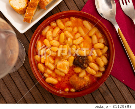 Tasty stew of asturian beans in gravy with sausages 81129398