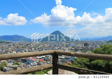 【香川県】丸亀城より眺める丸亀市の町並みと飯野山(讃岐富士) 【香川県】丸亀城より眺める丸亀市の町並みと飯野山(讃岐富士) 81129484