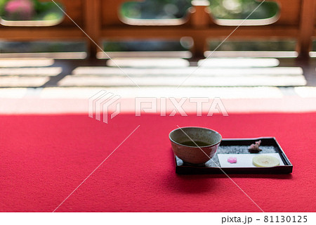 抹茶と和菓子のセットと赤い毛氈のある和室	 81130125