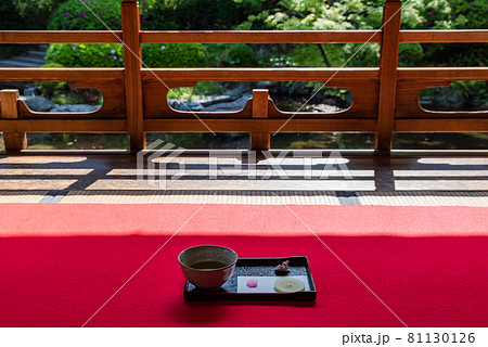 抹茶と和菓子のセットと赤い毛氈のある和室 81130126