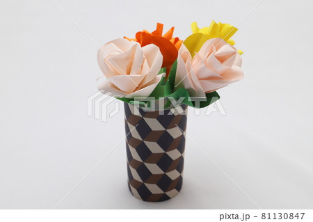 折り紙で作った手作りのバラの花を綺麗な花瓶に飾った様子 折り紙で作った手作りのバラの花を綺麗な花瓶に飾った様子 81130847