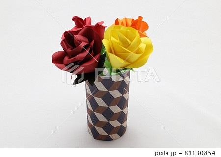 折り紙で作った手作りのバラの花を綺麗な花瓶に飾った様子の写真素材