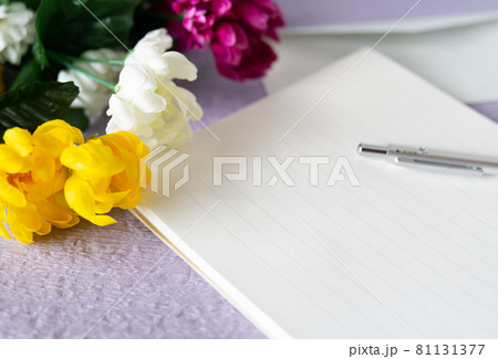 菊の花と手紙　お悔みの手紙　訃報 81131377