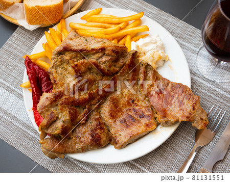 Grilled pork with potato, pepper and sauce Grilled pork with potato, pepper and sauce 81131551