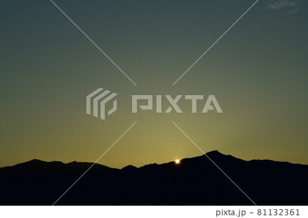 北杜市白州町、金峰山から昇る朝日1（ベルガ通りから） 81132361