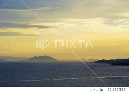 小豆島・池田湾の夕焼けシーン 小豆島・池田湾の夕焼けシーン 81132536