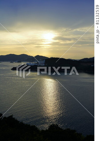小豆島・池田湾の夕焼けシーン 小豆島・池田湾の夕焼けシーン 81132539