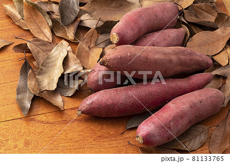 落ち葉を添えたさつまいもとサツマイモ 81133765