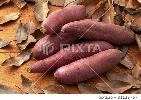 落ち葉を添えたさつまいもとサツマイモ 81133767