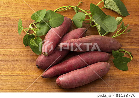 葉を添えたさつまいもとサツマイモ 81133776