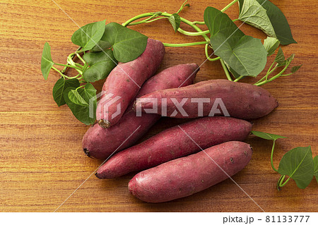 葉を添えたさつまいもとサツマイモ 81133777