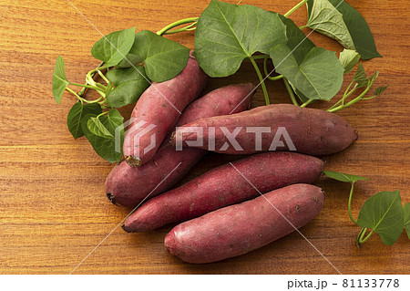 葉を添えたさつまいもとサツマイモ 81133778