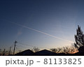 日が暮れたら空に飛行機雲 81133825