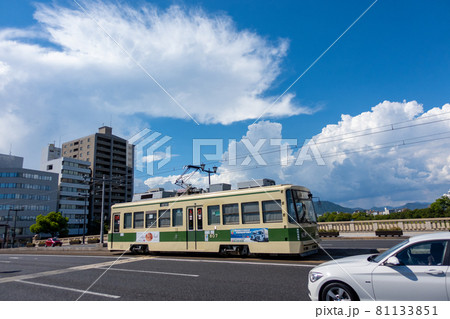 《広島市》夏空の下を走る路面電車 《広島市》夏空の下を走る路面電車 81133851
