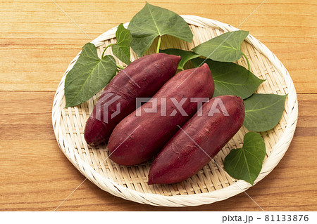 ざるに乗せて葉を添えたさつまいも 81133876