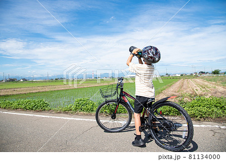 自転車に乗る小学生の男の子 自転車に乗る小学生の男の子 81134000