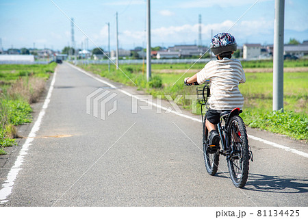 自転車に乗る小学生の男の子の写真素材