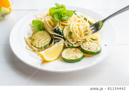 ズッキーニとミントとレモンのパスタ 81134442